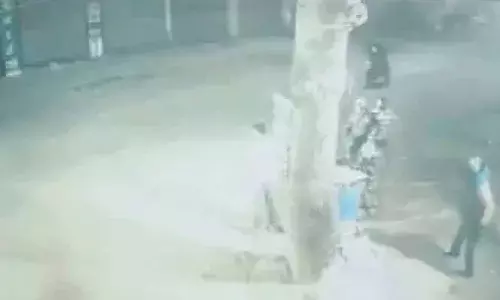 വീടിന് സമീപം മോട്ടോര്‍ സൈക്കിള്‍ പാര്‍ക്ക് ചെയ്തത് പകയായി; ഡെലിവറി ഏജന്റിനെ വണ്ടിയിടിപ്പിച്ച് കൊല്ലാന്‍ ശ്രമം; സര്‍ക്കാര്‍ ആയുര്‍വേദ ഡോക്ടര്‍ അറസ്റ്റില്‍