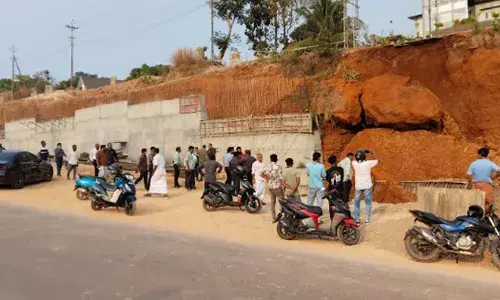 തളിപ്പറമ്പില്‍ ദേശീയപാതാ നിര്‍മ്മാണ സ്ഥലത്ത് മണ്ണിടിച്ചില്‍: തൊഴിലാളികള്‍ രക്ഷപ്പെട്ടു