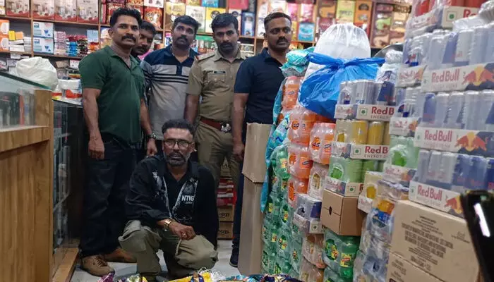 പിടൂകൂടിയത് മൂന്ന് ലക്ഷം രൂപ വിലമതിക്കുന്ന നിരോധിത പുകയില ഉല്പ്പന്നങ്ങള്; കോവളത്ത് ടൂറിസ്റ്റുകളെ ലക്ഷ്യമിട്ട് നാലിരട്ടി വിലയ്ക്ക് ലഹരി വില്പ്പന പിടൂകൂടിയത് മൂന്ന് ലക്ഷം രൂപ വിലമതിക്കുന്ന നിരോധിത പുകയില ഉല്പ്പന്നങ്ങള്; കോവളത്ത് ടൂറിസ്റ്റുകളെ ലക്ഷ്യമിട്ട് നാലിരട്ടി വിലയ്ക്ക് ലഹരി വില്പ്പന