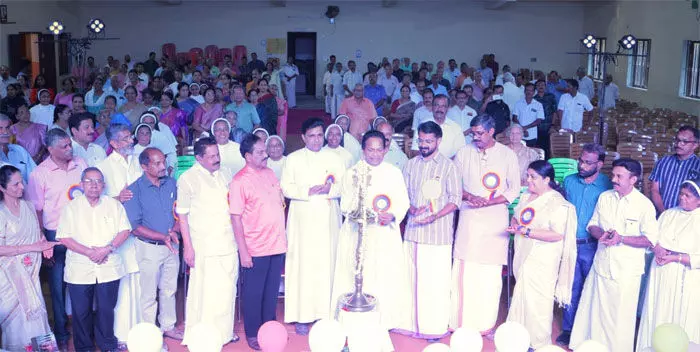 നഷ്ട ബാല്യകൗമാരങ്ങള് തിരിച്ചു വരില്ലല്ലോന്ന് ഓര്ത്ത് പലരും നെടുവീര്പ്പിട്ടു! കൈപ്പുഴ സ്കൂളില് സ്മൃതി മധുരവും ഒരു വട്ടം കൂടിയും നഷ്ട ബാല്യകൗമാരങ്ങള് തിരിച്ചു വരില്ലല്ലോന്ന് ഓര്ത്ത് പലരും നെടുവീര്പ്പിട്ടു! കൈപ്പുഴ സ്കൂളില് സ്മൃതി മധുരവും ഒരു വട്ടം കൂടിയും