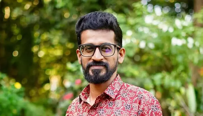 ശീവേലിക്കിടെ ആന ഇടഞ്ഞ സംഭവം; ദൃശ്യങ്ങള് പകര്ത്തുന്നതിനിടെ ആനയുടെ ചവിട്ടേറ്റു; ചികിത്സയിലായിരുന്ന യുട്യൂബര് സൂരജ് പിഷാരടി മരിച്ചു ശീവേലിക്കിടെ ആന ഇടഞ്ഞ സംഭവം; ദൃശ്യങ്ങള് പകര്ത്തുന്നതിനിടെ ആനയുടെ ചവിട്ടേറ്റു; ചികിത്സയിലായിരുന്ന യുട്യൂബര് സൂരജ് പിഷാരടി മരിച്ചു