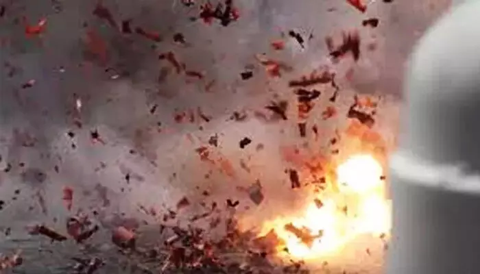 ക്ഷേത്രത്തില് ചവറുകള് കൂട്ടിയിട്ട് കത്തിക്കുന്നതിനിടെ സ്ഫോടകവസ്തു പൊട്ടിത്തെറിച്ചു ക്ഷേത്രത്തില് ചവറുകള് കൂട്ടിയിട്ട് കത്തിക്കുന്നതിനിടെ സ്ഫോടകവസ്തു പൊട്ടിത്തെറിച്ചു