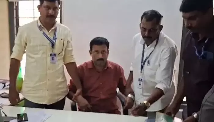 ഭൂമി പോക്കുവരവ് ചെയ്യുന്നതിന് 2000 രൂപ കൈക്കൂലി; കോട്ടയത്ത് വില്ലേജ് ഓഫീസര് വിജിലന്സ് പിടിയില് ഭൂമി പോക്കുവരവ് ചെയ്യുന്നതിന് 2000 രൂപ കൈക്കൂലി; കോട്ടയത്ത് വില്ലേജ് ഓഫീസര് വിജിലന്സ് പിടിയില്