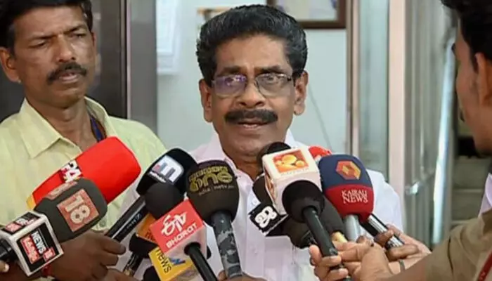 ട്വന്റി 20 എന്ഡിഎയില് ചേര്ന്നത് സ്വാഭാവിക പരിണാമം; എസ്എന്ഡിപി നേതൃത്വം കേരളത്തെ ജാതി മതചിന്തയിലേക്ക് കൊണ്ടുപോകരുതെന്നും മുല്ലപ്പള്ളി രാമചന്ദ്രന് ട്വന്റി 20 എന്ഡിഎയില് ചേര്ന്നത് സ്വാഭാവിക പരിണാമം; എസ്എന്ഡിപി നേതൃത്വം കേരളത്തെ ജാതി മതചിന്തയിലേക്ക് കൊണ്ടുപോകരുതെന്നും മുല്ലപ്പള്ളി രാമചന്ദ്രന്