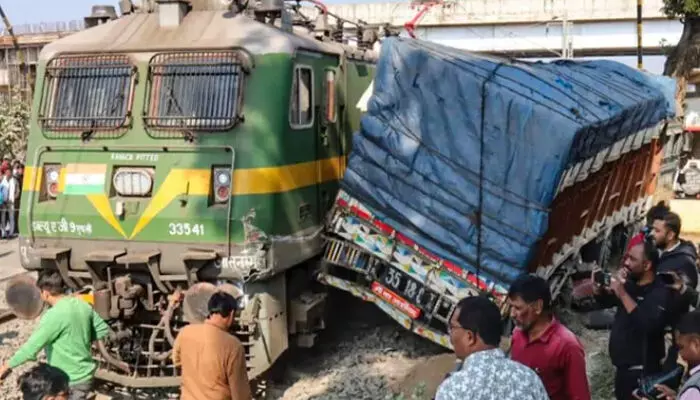 ട്രെയിനിന്റെ സൈഡ് മുഴുവൻ ഉരച്ച് കൊണ്ട് പതിനാല് ടയർ ട്രക്ക് ഇടിച്ച് നിൽക്കുന്ന കാഴ്ച; ശബ്ദം കേട്ട് ഓടിയെത്തിയവർക്ക് ഞെട്ടൽ; ഒഴിവായത് വൻ ദുരന്തം ട്രെയിനിന്റെ സൈഡ് മുഴുവൻ ഉരച്ച് കൊണ്ട് പതിനാല് ടയർ ട്രക്ക് ഇടിച്ച് നിൽക്കുന്ന കാഴ്ച; ശബ്ദം കേട്ട് ഓടിയെത്തിയവർക്ക് ഞെട്ടൽ; ഒഴിവായത് വൻ ദുരന്തം