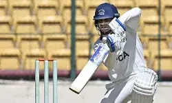 രണ്ട് പന്തുകൾ മാത്രം നേരിട്ട് ഡക്കായി മടങ്ങി ശുഭ്മാന്‍ ഗില്‍; ബാറ്റിങിൽ തിളങ്ങാനാകാതെ രവീന്ദ്ര ജഡേജയും; ഏകദിന പരമ്പരയ്ക്ക് പിന്നാലെ രഞ്ജി ട്രോഫിയിലും നിരാശപ്പെടുത്തി ഇന്ത്യൻ താരങ്ങൾ