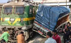 ട്രെയിനിന്റെ സൈഡ് മുഴുവൻ ഉരച്ച് കൊണ്ട് പതിനാല് ടയർ ട്രക്ക് ഇടിച്ച് നിൽക്കുന്ന കാഴ്ച; ശബ്ദം കേട്ട് ഓടിയെത്തിയവർക്ക് ഞെട്ടൽ; ഒഴിവായത് വൻ ദുരന്തം