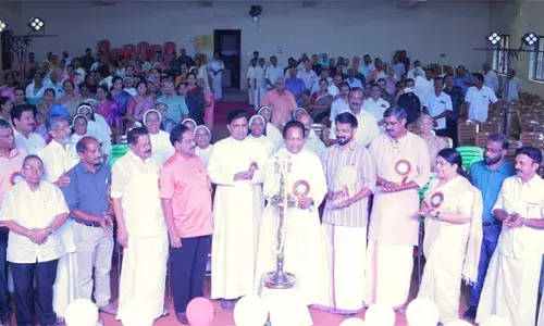 നഷ്ട ബാല്യകൗമാരങ്ങള്‍ തിരിച്ചു വരില്ലല്ലോന്ന് ഓര്‍ത്ത് പലരും നെടുവീര്‍പ്പിട്ടു! കൈപ്പുഴ സ്‌കൂളില്‍ സ്മൃതി മധുരവും ഒരു വട്ടം കൂടിയും