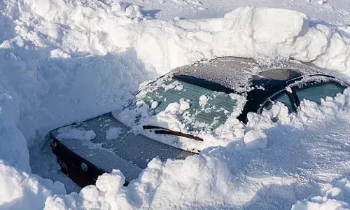 റഷ്യയില്‍ കാറുകള്‍ മഞ്ഞിനടിയിലായി; ചൈനയിലും ജപ്പാനിലും യാത്രാദുരിതം; ഏഷ്യയില്‍ ശീതക്കാറ്റ്