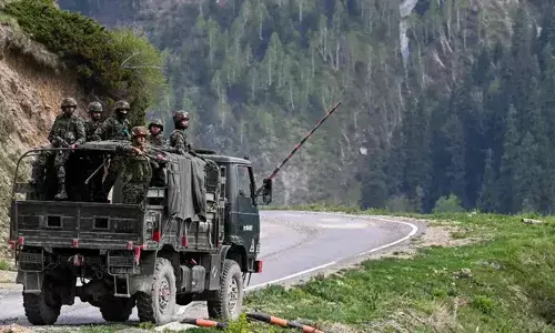 ജമ്മു കാശ്മീരില്‍ മിലിട്ടറി വാഹനം 200 അടി താഴ്ചയുള്ള കൊക്കയിലേക്ക് മറിഞ്ഞു; നാല് സൈനികര്‍ക്ക് വീരമൃത്യു; ഒമ്പത് പേര്‍ക്ക് പരിക്കേറ്റു