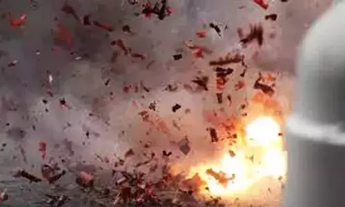 ക്ഷേത്രത്തില്‍ ചവറുകള്‍ കൂട്ടിയിട്ട് കത്തിക്കുന്നതിനിടെ സ്ഫോടകവസ്തു പൊട്ടിത്തെറിച്ചു