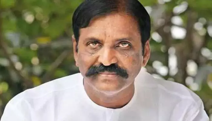 തിരുപ്പൂരില് വൈരമുത്തുവിന് നേരെ ചെരിപ്പേറ്; യുവതി പിടിയില് തിരുപ്പൂരില് വൈരമുത്തുവിന് നേരെ ചെരിപ്പേറ്; യുവതി പിടിയില്