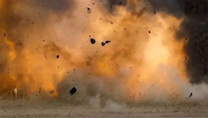 തിരികൊളുത്തിയതും കണ്ടുനിന്നവർക്കെല്ലാം ആവേശം; പരിസരത്ത് ഉഗ്ര ശബ്ദത്തിൽ വെടിക്കെട്ട്; പൊടുന്നനെ ആളുകൾക്കിടയിലേക്ക് ഗുണ്ട് തെറിച്ച് വീണ് വൻ പൊട്ടിത്തെറി; പരിക്ക് തിരികൊളുത്തിയതും കണ്ടുനിന്നവർക്കെല്ലാം ആവേശം; പരിസരത്ത് ഉഗ്ര ശബ്ദത്തിൽ വെടിക്കെട്ട്; പൊടുന്നനെ ആളുകൾക്കിടയിലേക്ക് ഗുണ്ട് തെറിച്ച് വീണ് വൻ പൊട്ടിത്തെറി; പരിക്ക്