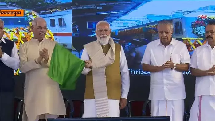 കേരളത്തിന്റെ റെയില്വേ സ്വപ്നങ്ങള്ക്ക് ചിറകു മുളച്ചു; മൂന്ന് അമൃത് ഭാരത് ട്രെയിനുകള് മോദി ഫ്ലാഗ് ഓഫ് ചെയ്തു; തലസ്ഥാനത്ത് പ്രധാനമന്ത്രിയുടെ വന് വികസന പ്രഖ്യാപനങ്ങള് കേരളത്തിന്റെ റെയില്വേ സ്വപ്നങ്ങള്ക്ക് ചിറകു മുളച്ചു; മൂന്ന് അമൃത് ഭാരത് ട്രെയിനുകള് മോദി ഫ്ലാഗ് ഓഫ് ചെയ്തു; തലസ്ഥാനത്ത് പ്രധാനമന്ത്രിയുടെ വന് വികസന പ്രഖ്യാപനങ്ങള്