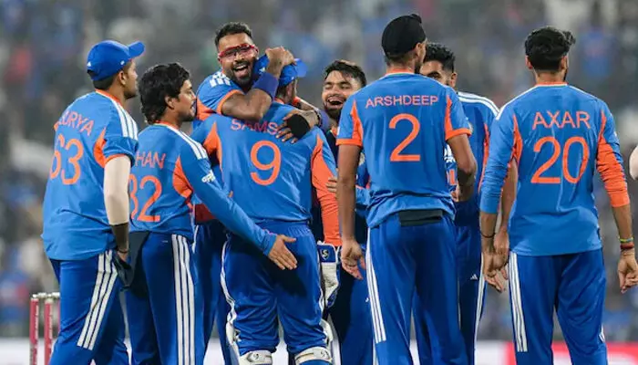 ഏകദിന പരമ്പരയില് ഉപയോഗിച്ച അതേ വിക്കറ്റ്; മഞ്ഞുവീഴ്ച തുണയ്ക്കുമോ? കിവീസിനെ ബാറ്റിങ്ങിന് വിട്ട് സൂര്യകുമാര്; അക്സറും ബുമ്രയും പുറത്ത്; കുല്ദീപും ഹര്ഷിതും കളിക്കും; ന്യൂസിലന്ഡ് നിരയില് മൂന്ന് മാറ്റങ്ങള് ഏകദിന പരമ്പരയില് ഉപയോഗിച്ച അതേ വിക്കറ്റ്; മഞ്ഞുവീഴ്ച തുണയ്ക്കുമോ? കിവീസിനെ ബാറ്റിങ്ങിന് വിട്ട് സൂര്യകുമാര്; അക്സറും ബുമ്രയും പുറത്ത്; കുല്ദീപും ഹര്ഷിതും കളിക്കും; ന്യൂസിലന്ഡ് നിരയില് മൂന്ന് മാറ്റങ്ങള്