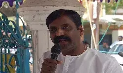 ഗാനരചയിതാവ് വൈരമുത്തുവിന് നേരെ യുവതി ചെരിപ്പെറിഞ്ഞു; തിരുപ്പൂരില് വെച്ചു നടന്ന സംഭവത്തില് പോലീസ് അന്വേഷണം തുടങ്ങി ഗാനരചയിതാവ് വൈരമുത്തുവിന് നേരെ യുവതി ചെരിപ്പെറിഞ്ഞു; തിരുപ്പൂരില് വെച്ചു നടന്ന സംഭവത്തില് പോലീസ് അന്വേഷണം തുടങ്ങി