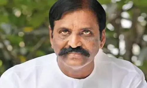 തിരുപ്പൂരില്‍ വൈരമുത്തുവിന് നേരെ ചെരിപ്പേറ്; യുവതി പിടിയില്‍