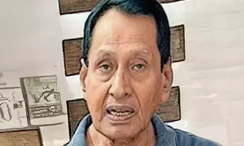 കുടുംബവഴക്ക്: അടുക്കളയില് ജോലി ചെയ്തിരുന്ന മരുമകളെ പുറകിലൂടെ ചെന്ന് വെട്ടി; പിന്നാലെ എലിവിഷം കഴിച്ച് ജീവനൊടുക്കി 75കാരന് കുടുംബവഴക്ക്: അടുക്കളയില് ജോലി ചെയ്തിരുന്ന മരുമകളെ പുറകിലൂടെ ചെന്ന് വെട്ടി; പിന്നാലെ എലിവിഷം കഴിച്ച് ജീവനൊടുക്കി 75കാരന്