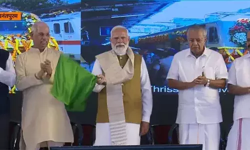 കേരളത്തിന്റെ റെയില്വേ സ്വപ്നങ്ങള്ക്ക് ചിറകു മുളച്ചു; മൂന്ന് അമൃത് ഭാരത് ട്രെയിനുകള് മോദി ഫ്ലാഗ് ഓഫ് ചെയ്തു; തലസ്ഥാനത്ത് പ്രധാനമന്ത്രിയുടെ വന് വികസന പ്രഖ്യാപനങ്ങള് കേരളത്തിന്റെ റെയില്വേ സ്വപ്നങ്ങള്ക്ക് ചിറകു മുളച്ചു; മൂന്ന് അമൃത് ഭാരത് ട്രെയിനുകള് മോദി ഫ്ലാഗ് ഓഫ് ചെയ്തു; തലസ്ഥാനത്ത് പ്രധാനമന്ത്രിയുടെ വന് വികസന പ്രഖ്യാപനങ്ങള്