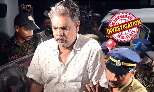 ശബരിമല സ്വര്ണക്കൊള്ള: ദ്വാരപാലക, കട്ടിളപ്പാളി കേസുകളില് ജാമ്യം ലഭിച്ചു; മുരാരി ബാബു പുറത്തേയ്ക്ക്; കേസില് അറസ്റ്റിലായി 90 ദിവസം പിന്നിട്ടതോടെ വിജിലന്സ് കോടതി ജാമ്യം അനുവദിച്ചു; അറസ്റ്റിലായതിന് ശേഷം പുറത്തിറങ്ങുന്ന ആദ്യപ്രതി ശബരിമല സ്വര്ണക്കൊള്ള: ദ്വാരപാലക, കട്ടിളപ്പാളി കേസുകളില് ജാമ്യം ലഭിച്ചു; മുരാരി ബാബു പുറത്തേയ്ക്ക്; കേസില് അറസ്റ്റിലായി 90 ദിവസം പിന്നിട്ടതോടെ വിജിലന്സ് കോടതി ജാമ്യം അനുവദിച്ചു; അറസ്റ്റിലായതിന് ശേഷം പുറത്തിറങ്ങുന്ന ആദ്യപ്രതി