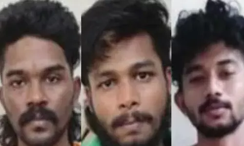 അലറി കരയുന്ന..ശബ്ദം പുറത്ത് കേൾക്കാതിരിക്കാൻ പാട്ട് ഉച്ചത്തിൽ വെച്ചു; ഫ്ലാറ്റിലെ വാതിൽ ചവിട്ടി പൊളിച്ച് അധ്യാപകനെ അടിച്ചുനുറുക്കി; മൂന്ന് പേരെ പൊക്കി പോലീസ്