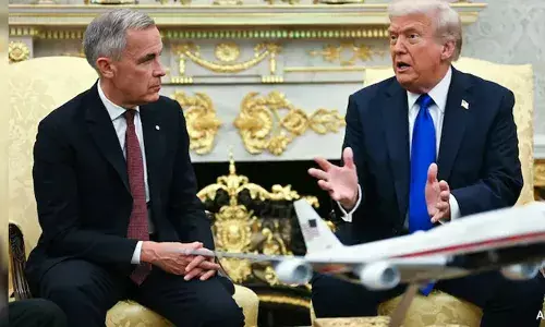 ട്രംപിന്റെ ബോര്‍ഡ് ഓഫ് പീസില്‍ നിന്ന് കാനഡ ഔട്ട്! അമേരിക്ക ഉള്ളതുകൊണ്ടാണ് കാനഡ ജീവിക്കുന്നത് എന്ന് പരിഹാസം; അമേരിക്കയുടെ ഔദാര്യം വേണ്ട എന്ന് കാര്‍ണി; കാനഡയെയും ഗ്രീന്‍ലാന്‍ഡിനെയും യുഎസ് പതാക പുതപ്പിച്ച് ട്രംപിന്റെ മാപ്പ്;   കാനഡയുമായുള്ള ചരിത്രബന്ധം തകര്‍ച്ചയുടെ വക്കില്‍