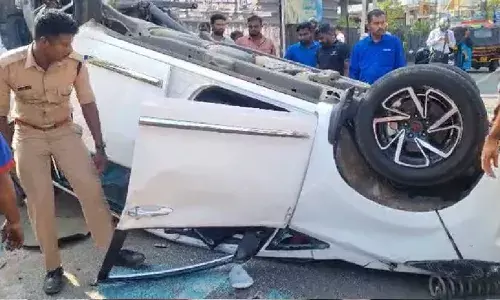 മറ്റൊരു കാറുമായി കൂട്ടിയിടിച്ച് തലകീഴായി മറിഞ്ഞു; പത്തനംതിട്ട ജില്ലാ കളക്ടര്‍ പ്രേംകൃഷ്ണന്‍ ഉള്‍പ്പെടെയുള്ളവര്‍ക്ക് പരിക്ക്