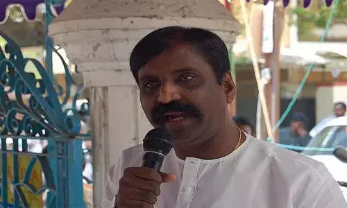 ഗാനരചയിതാവ് വൈരമുത്തുവിന് നേരെ യുവതി ചെരിപ്പെറിഞ്ഞു; തിരുപ്പൂരില്‍ വെച്ചു നടന്ന സംഭവത്തില്‍ പോലീസ് അന്വേഷണം  തുടങ്ങി