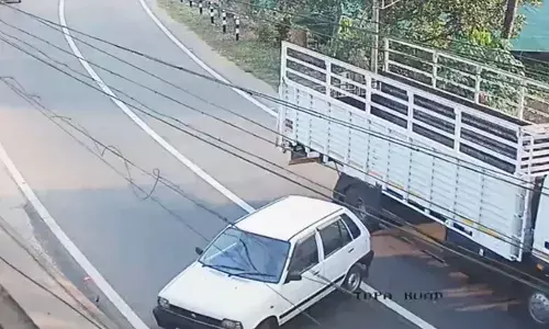 പഴയ വെള്ള മാരുതിയിൽ പാഞ്ഞെത്തി കടയുടെ മുന്നിൽ പാർക്ക് ചെയ്തു; ഉടമ ഇറങ്ങി കുറച്ച് കഴിഞ്ഞതും നെഞ്ചിടിപ്പിക്കുന്ന കാഴ്ച; ഇരച്ചെത്തിയ ലോറിയിൽ ഇടിക്കാതെ പോയത് ജസ്റ്റ് മിസ്സിന്