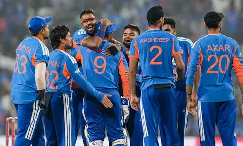 ഏകദിന പരമ്പരയില്‍ ഉപയോഗിച്ച അതേ വിക്കറ്റ്; മഞ്ഞുവീഴ്ച തുണയ്ക്കുമോ?  കിവീസിനെ ബാറ്റിങ്ങിന് വിട്ട് സൂര്യകുമാര്‍;  അക്‌സറും ബുമ്രയും പുറത്ത്;  കുല്‍ദീപും ഹര്‍ഷിതും കളിക്കും; ന്യൂസിലന്‍ഡ് നിരയില്‍ മൂന്ന് മാറ്റങ്ങള്‍