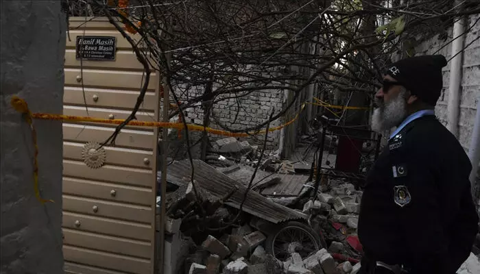 പാക്കിസ്താനില് വിവാഹ വീട്ടില് സ്ഫോടനം; അഞ്ചു പേര് കൊല്ലപ്പെട്ടു; പത്തു പേര്ക്ക് പരിക്കേറ്റു: വീടിന്റെ മേല്ക്കൂര നിലംപൊത്തിയതിനാല് രക്ഷാപ്രവര്ത്തനം ദുഷ്ക്കരം പാക്കിസ്താനില് വിവാഹ വീട്ടില് സ്ഫോടനം; അഞ്ചു പേര് കൊല്ലപ്പെട്ടു; പത്തു പേര്ക്ക് പരിക്കേറ്റു: വീടിന്റെ മേല്ക്കൂര നിലംപൊത്തിയതിനാല് രക്ഷാപ്രവര്ത്തനം ദുഷ്ക്കരം