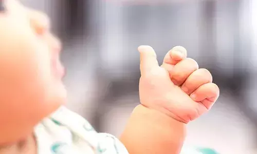 നവജാത ശിശുവിനെ അമ്മയുടെ കയ്യില്‍ നിന്നും തട്ടിപ്പറിച്ച് കിണറ്റിലിട്ട് കുരങ്ങൻ; ബക്കറ്റില്‍ കോരി എടുത്ത് രക്ഷിച്ച് നാട്ടുകാര്‍