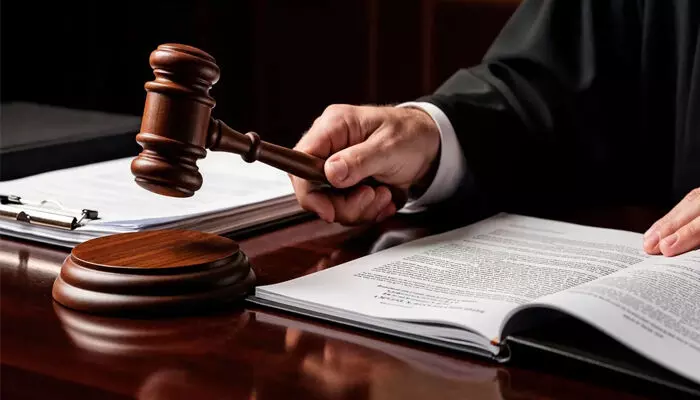 അടങ്ങാത്ത പകയിൽ ആണി തറച്ച മരത്തടി കൊണ്ട് അയൽക്കാരന്റെ തല അടിച്ച് പൊട്ടിച്ചു; നാടിനെ നടുക്കിയ അരുംകൊലയിൽ ശിക്ഷ വിധിച്ച് കോടതി; പ്രതി ഇനി അഞ്ച് വർഷം അഴിയെണ്ണണം അടങ്ങാത്ത പകയിൽ ആണി തറച്ച മരത്തടി കൊണ്ട് അയൽക്കാരന്റെ തല അടിച്ച് പൊട്ടിച്ചു; നാടിനെ നടുക്കിയ അരുംകൊലയിൽ ശിക്ഷ വിധിച്ച് കോടതി; പ്രതി ഇനി അഞ്ച് വർഷം അഴിയെണ്ണണം