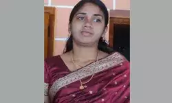 മകളെ ആശുപത്രിയിൽ കാണിച്ച് വീട്ടിലേക്ക് മടക്കം; പിന്നാലെ അമിത വേഗത്തിലെത്തിയ കാർ ഇടിച്ച് സ്‌കൂട്ടർ യാത്രക്കാരിയായ വീട്ടമ്മയ്ക്ക് ദാരുണാന്ത്യം; കുട്ടികൾക്ക് പരിക്ക്; നടുക്കം മാറാതെ പ്രദേശം