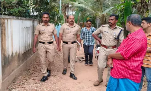 വീട്ടിൽ സൂക്ഷിച്ചിരുന്ന വെള്ളി ആഭരണങ്ങൾ കാണാനില്ല; ക്യാമറ കണ്ണുകളിൽ കുടുങ്ങിയത് ഒരു അപരിചിതൻ; ഇരുട്ടിൽ തപ്പി പോലീസ്