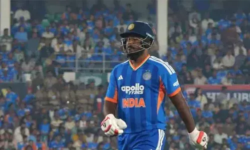 സഞ്ജു ഗോള്‍ഡന്‍ ഡക്ക്; നിര്‍ണായക മത്സരത്തില്‍ നേരിട്ട ആദ്യ പന്തില്‍ തന്നെ ക്ലീന്‍ ബൗള്‍ഡ്! തുടര്‍ച്ചയായി മൂന്ന് ബാറ്റിംഗ് പരാജയങ്ങളോടെ ടീമിലെ സ്ഥാനവും തുലാസിലോ? ആശങ്കയോടെ ആരാധകര്‍