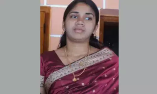 മകളെ ആശുപത്രിയിൽ കാണിച്ച് വീട്ടിലേക്ക് മടക്കം; പിന്നാലെ അമിത വേഗത്തിലെത്തിയ കാർ ഇടിച്ച് സ്‌കൂട്ടർ യാത്രക്കാരിയായ വീട്ടമ്മയ്ക്ക് ദാരുണാന്ത്യം; കുട്ടികൾക്ക് പരിക്ക്; നടുക്കം മാറാതെ പ്രദേശം