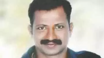 മുഴപ്പിലങ്ങാട് മഠത്തിന് സമീപം വഴിയാത്രക്കാരനെ ഇടിച്ച് തെറിപ്പിച്ച ചരക്ക് ലോറി മറിഞ്ഞു; വഴിയാത്രക്കാരന് മരിച്ചു മുഴപ്പിലങ്ങാട് മഠത്തിന് സമീപം വഴിയാത്രക്കാരനെ ഇടിച്ച് തെറിപ്പിച്ച ചരക്ക് ലോറി മറിഞ്ഞു; വഴിയാത്രക്കാരന് മരിച്ചു