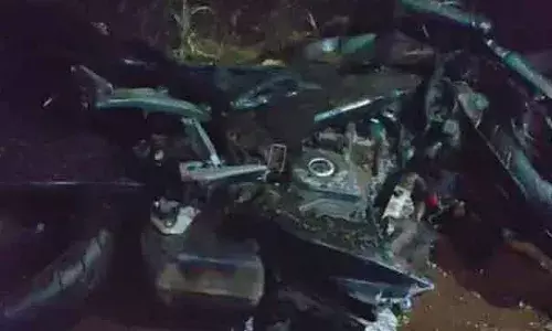 കൊല്ലം തിരുമംഗലം ദേശീയപാതയിലെ നെടുവത്തൂരില് ബൈക്കുകള് കൂട്ടിയിടിച്ച് തീപിടിച്ചു; രണ്ടുപേര് മരിച്ചു കൊല്ലം തിരുമംഗലം ദേശീയപാതയിലെ നെടുവത്തൂരില് ബൈക്കുകള് കൂട്ടിയിടിച്ച് തീപിടിച്ചു; രണ്ടുപേര് മരിച്ചു