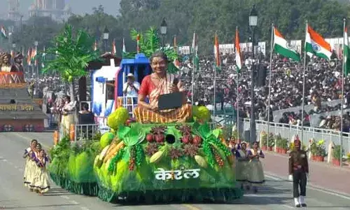 റിപ്പബ്ലിക് ദിന പരേഡില്‍ ദൃശ്യവിരുന്നായി കേരളത്തിന്റെ വാട്ടര്‍ മെട്രോയും ഡിജിറ്റല്‍ സാക്ഷരതയും; കൈയ്യടി നേടി കേരളം