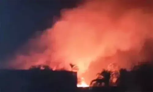 കൊല്‍ക്കത്തയിലെ ഡ്രൈ ഫുഡ് ഗോഡൗണിലെ തീപിടിത്തം; മൂന്ന് പേര്‍ മരിച്ചതായി സ്ഥിരീകരണം; ബാക്കിയുള്ളവര്‍ക്കായി തിരിച്ചില്‍