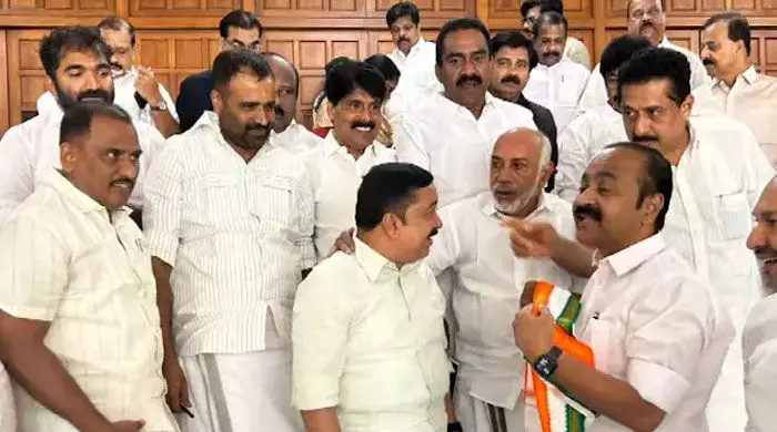 ശബരിമല സ്വര്ണ്ണക്കടത്ത്: സഭാ കവാടത്തില് പ്രതിപക്ഷ എംഎല്എമാരുടെ സത്യഗ്രഹം; പയ്യന്നൂര് ഫണ്ട് തട്ടിപ്പിലും സഭ പ്രക്ഷുബ്ധം ശബരിമല സ്വര്ണ്ണക്കടത്ത്: സഭാ കവാടത്തില് പ്രതിപക്ഷ എംഎല്എമാരുടെ സത്യഗ്രഹം; പയ്യന്നൂര് ഫണ്ട് തട്ടിപ്പിലും സഭ പ്രക്ഷുബ്ധം