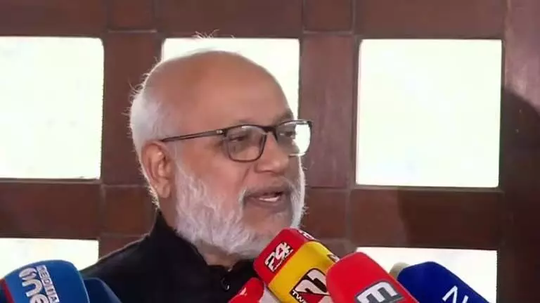 വിഎസ് ജീവിച്ചിരുന്നെങ്കില് പത്മവിഭൂഷണ് നിരസിച്ചേനേ; നേരത്തെ പാര്ട്ടി നേതൃത്വത്തില് ഉണ്ടായിരുന്ന നാലുപേരും പുരസ്കാരം നിരസിച്ചു; കുടുംബത്തിന് തീരുമാനിക്കാമെന്ന് എം എ ബേബി വിഎസ് ജീവിച്ചിരുന്നെങ്കില് പത്മവിഭൂഷണ് നിരസിച്ചേനേ; നേരത്തെ പാര്ട്ടി നേതൃത്വത്തില് ഉണ്ടായിരുന്ന നാലുപേരും പുരസ്കാരം നിരസിച്ചു; കുടുംബത്തിന് തീരുമാനിക്കാമെന്ന് എം എ ബേബി