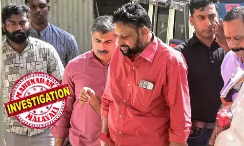 ശബരിമല സ്വര്‍ണക്കൊള്ളയില്‍ തന്ത്രിയിലേക്ക് കൂടുതല്‍ അന്വേഷണം; ദ്വാരപാലക പാളികള്‍ പോറ്റിക്ക് കൊടുത്തുവിടാന്‍ അനുമതി നല്‍കിയതില്‍ കൈപ്പട പരിശോധിക്കും; ജയിലിലെത്തി കൈയക്ഷരം പരിശോധിക്കാന്‍ എസ്‌ഐടി; തന്ത്രി കണ്ഠര് രാജീവര് നിക്ഷേപിച്ച 2.5 കോടി എവിടെ? സ്വകാര്യ ബാങ്ക് തകര്‍ന്നിട്ടും പരാതി നല്‍കാത്തത് ദുരൂഹം