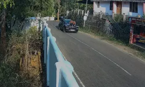 സ്‌കൂള്‍ വിട്ടു മടങ്ങിയ കുട്ടികളെ കാറിന്റെ ബോണറ്റില്‍ ഇരുത്തി സാഹസിക യാത്ര; പിതാവിനെതിരെ കേസെടുത്തു; വാഹനം കസ്റ്റഡിയിലെടുക്കുമെന്ന് പൊലീസ്