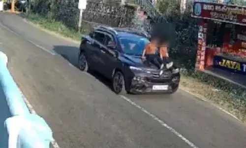 കോട്ടയത്ത് കുട്ടികളെ കാറിന്റെ ബോണറ്റില്‍ ഇരുത്തി സാഹസിക യാത്ര; സിസിടിവി ദൃശ്യങ്ങള്‍ പുറത്തുവന്നതോടെ കാര്‍ കസ്റ്റഡിയിലെടുത്തു