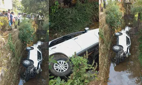 ചമ്പക്കരയില്‍ കാര്‍ തോട്ടിലേക്ക് വീണ് അപകടം; ഒരാള്‍ മരിച്ചു; നാലുപേര്‍ക്ക് പരിക്ക്