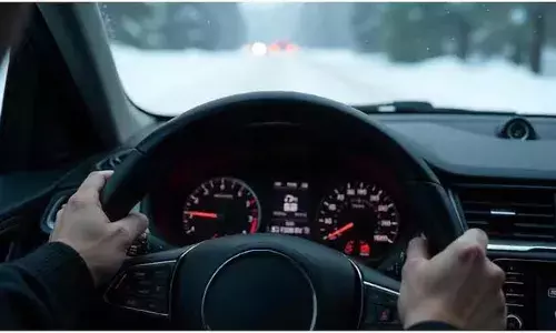 സുഹൃത്തിനൊപ്പം കാറില്‍ ഇരുന്ന യുവതിയെ തട്ടിക്കൊണ്ടുപോയി; വാഹനത്തിന്റെ ചക്രം ചെളിയില്‍ പുതഞ്ഞതോടെ ഇറങ്ങിയോടാന്‍ ശ്രമം; പ്രതിയെ അറസ്റ്റു ചെയ്ത് പോലീസ്