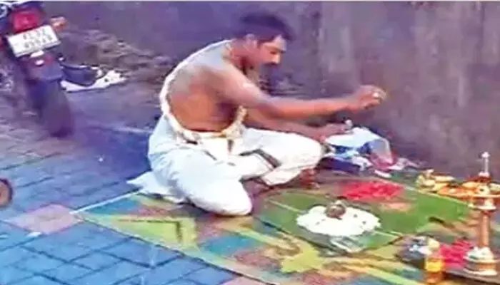 ഉദ്യോഗസ്ഥര് നന്നായി പെരുമാറണം; ലോട്ടറി ഓഫിസിനു മുന്നില് ഹോമപ്രകടനംനടത്തി ഏജന്റ് ഉദ്യോഗസ്ഥര് നന്നായി പെരുമാറണം; ലോട്ടറി ഓഫിസിനു മുന്നില് ഹോമപ്രകടനംനടത്തി ഏജന്റ്