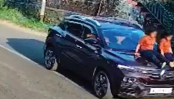 കുട്ടികളെ കാറിന്റെ ബോണറ്റില് ഇരുത്തി സാഹസികയാത്ര; പിതാവിനെതിരെ കേസ് കുട്ടികളെ കാറിന്റെ ബോണറ്റില് ഇരുത്തി സാഹസികയാത്ര; പിതാവിനെതിരെ കേസ്